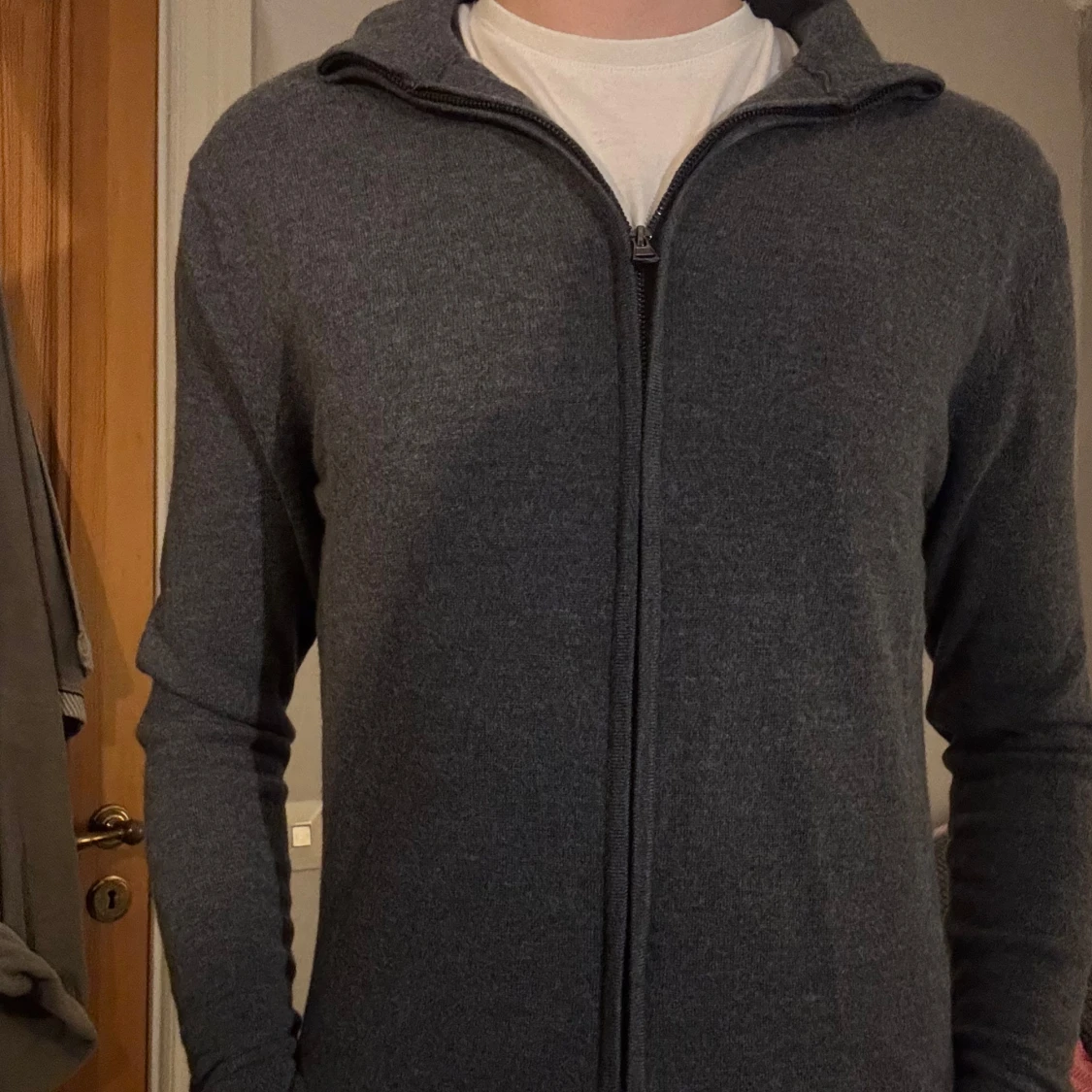 Grå kofta med dragkedja