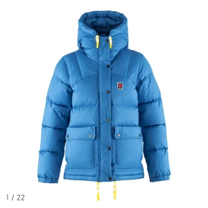Fjällräven expedition down lite - Kollar intresse på min fjällräven i ljusblå färg, den som är på bilden. Har använt den en vinter och köpte den ny så den är i jättefint skick. Den är lite smutsig i ärmarna men går bort när man tvättar den, annars helt ny. Storlek M men passar mig som vanligtvis har S o dammodell 