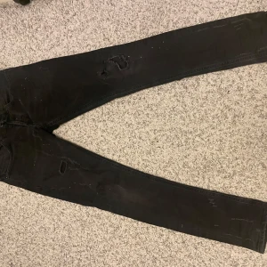 Dondup Jeans - Snygga svarta jeans från Dondup med slitna detaljer. Storlek 30, skick 9/10 inga defekter. Hör av er ifall ni har några funderingar!