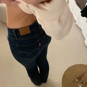 Levis jeans - Mörkblå levisjeans. Högmidjade. Waist 24 och längd står ej! 