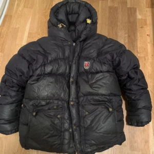 Fjällräven jacka - Säljer en fin Fjällräven-jacka som tyvärr inte kommer till användning längre. Jag vill gärna bli av med den, så kom med ett prisförslag! Tveka inte att höra av dig om du har några frågor. (Obs jackan är xs men passar som s)