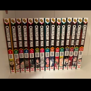 Chainsaw Man Manga Volym 1-15 - Säljer en  samling av Chainsaw Man manga volym 1 till 15. Säljer tillsammans, skriv om ni har frågor och om man vill träffas upp istället för varan går det väldigt bra, då träffas jag bara på t centralen 