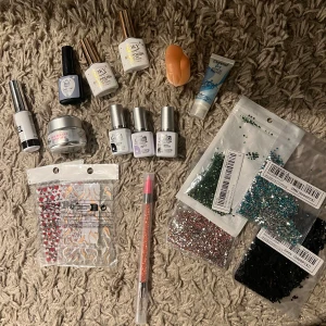 Diverse nagelgrejer  - Säljer lite olika nagelsaker från olika ställen, bl.a. nagellack från depends gel iq och gelé från nagelgiganten. Säljs tillsammans för 180 kr🩷