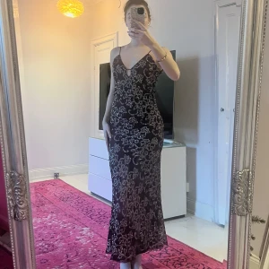 Zara paljettklänning  - Mörkröd och silvrig klänning från Zara med paljetter, storlek S. Ny med lapp kvar 