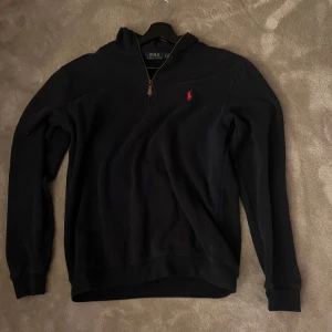 Blå Ralph Lauren Half Zip - Tja! Säljer en tvärfet Half-zip tröja från Ralph Lauren. Skick 9/10. Använd en del men har mycket kvar att ge🍾. Nypris 2300. Finns ett litet hål vid nacken, bild i pm. Hör av er vid frågor å funderingar 👍