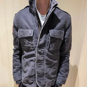 Ralph lauren field jacket - Skön fieldjacket från Ralph lauren. Jackan är fodrad och håller värmen grymt bra! Hör er om ni har några frågor. 
