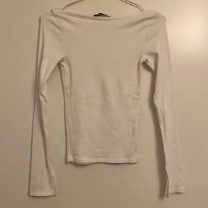 Vit långärmad topp från Gina Tricot🥂🥂 - Säljer en stilren vit långärmad topp från Gina Tricot i storlek XS. Toppen har en offshoulder-design som ger en trendig look. Perfekt för att matcha med olika outfits. Hör av dig vid intresse! 🤍