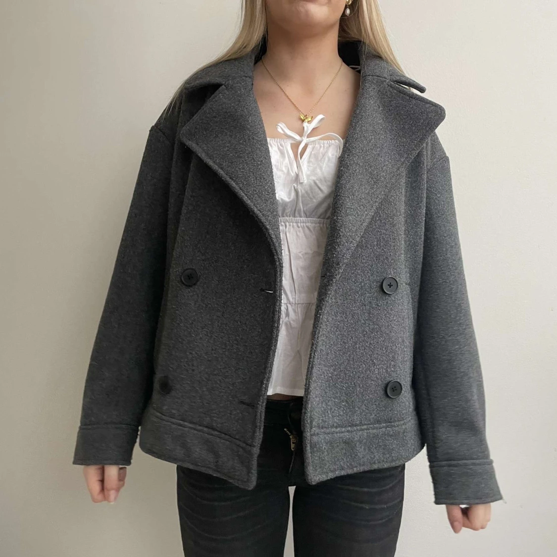 Grå kappa med knappar