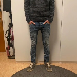 Jack and jones jeans - Sjukt najs slimfit jeans från JJ. Modell slimfit tim och modellen på bilden är 186cm lång. Nypris 900kr. Skönt jeans material och grym tvätt. PRUTBART VID SNABB AFFÄR, DM för funderingar!