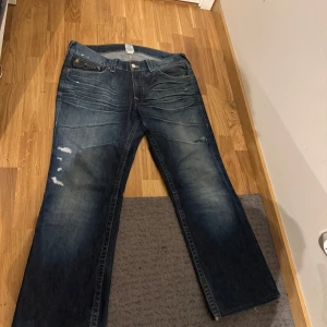 Batman ahh trueys 🦇 (rare asf) - 36x34 legit ideal storlek lol. 8/10 skick, småhål som fixats med symaskin som inte märks utom väldigt up close, knappt märkbar heeldrag, det slitna på framsidan är en del av den lockande designen :) Säljes för semesterkassa😤 RARE ASFFFFFFFF. Skicka bud vid intresse