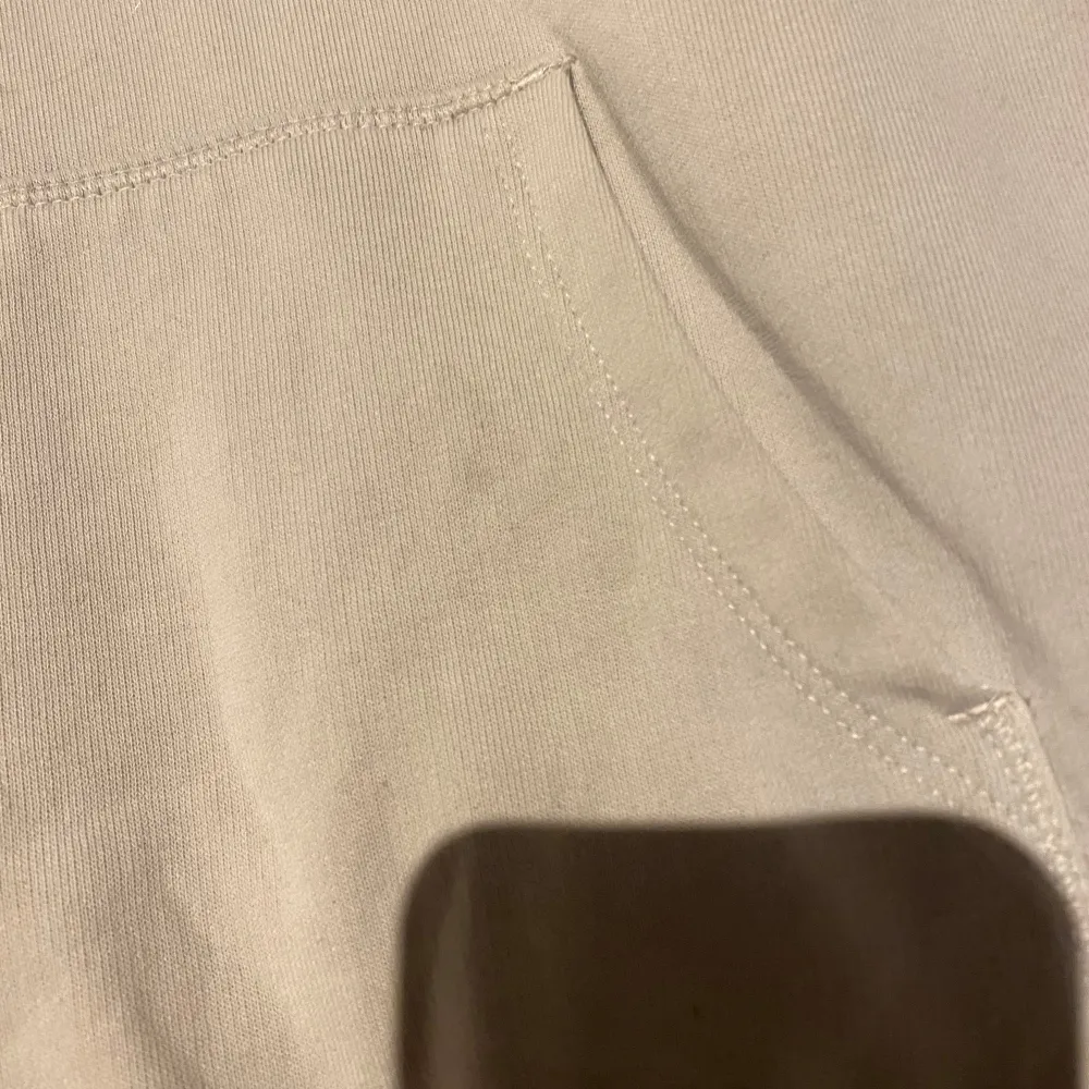 Säljer en vit hoodie från peakperformance. Hoodien har fläckar här och där och är inte vit längre men den har inga hål, så det är positivt. Skulle säga den är storlek S, passar mig som är M men den är lite kort i armarna. Hupparit & Collegepaidat.