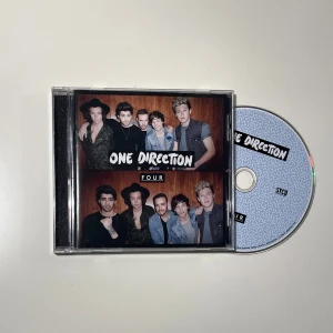 One Direction Four CD - Tryck på köp nu!! Säljer då det inte kommer till användning, har endast spelats ett fåtal gånger och är därför i fint skick. Nypris 109kr.
