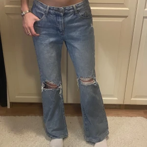 Blå jeans med slitningar - Mid/low waisted jeans med slitningar över knäna. Lappen är bortklippt så vet tyvärr inte var de är ifrån, storlek S🎀 