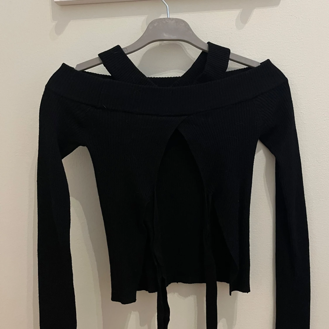 Svart unik tröja med cut out - 3