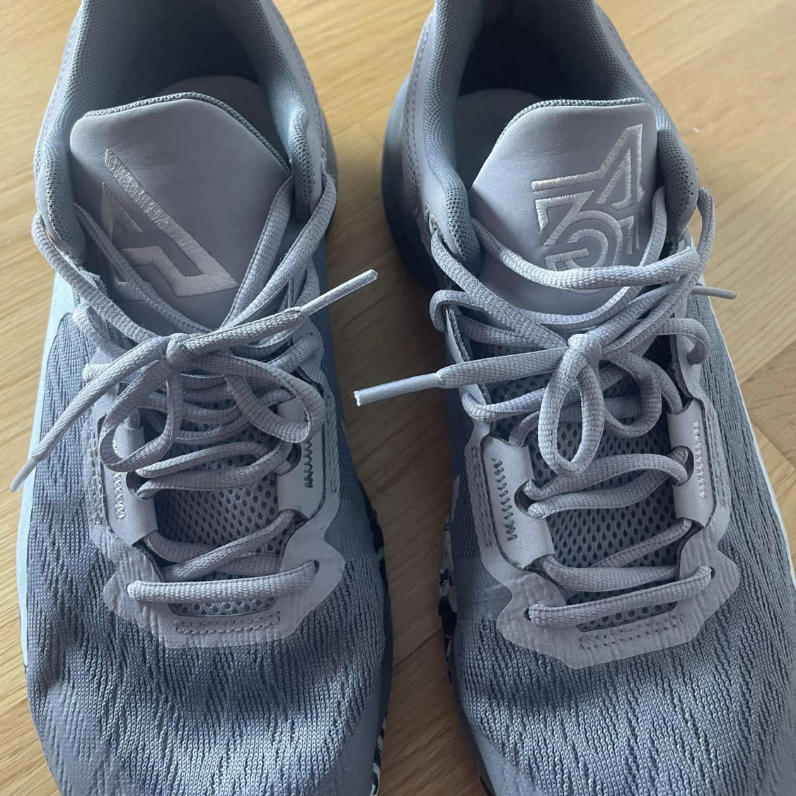 Grå sneakers med mönstrad sula - 1