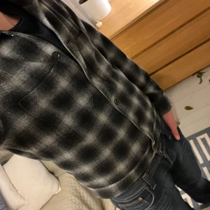 Overshirt - Säljer en fet overshirt från These Glory Days, storlek S passar bra på mig som är 176. Väldigt bra skick! Jag skulle säga att passformen är lite kort