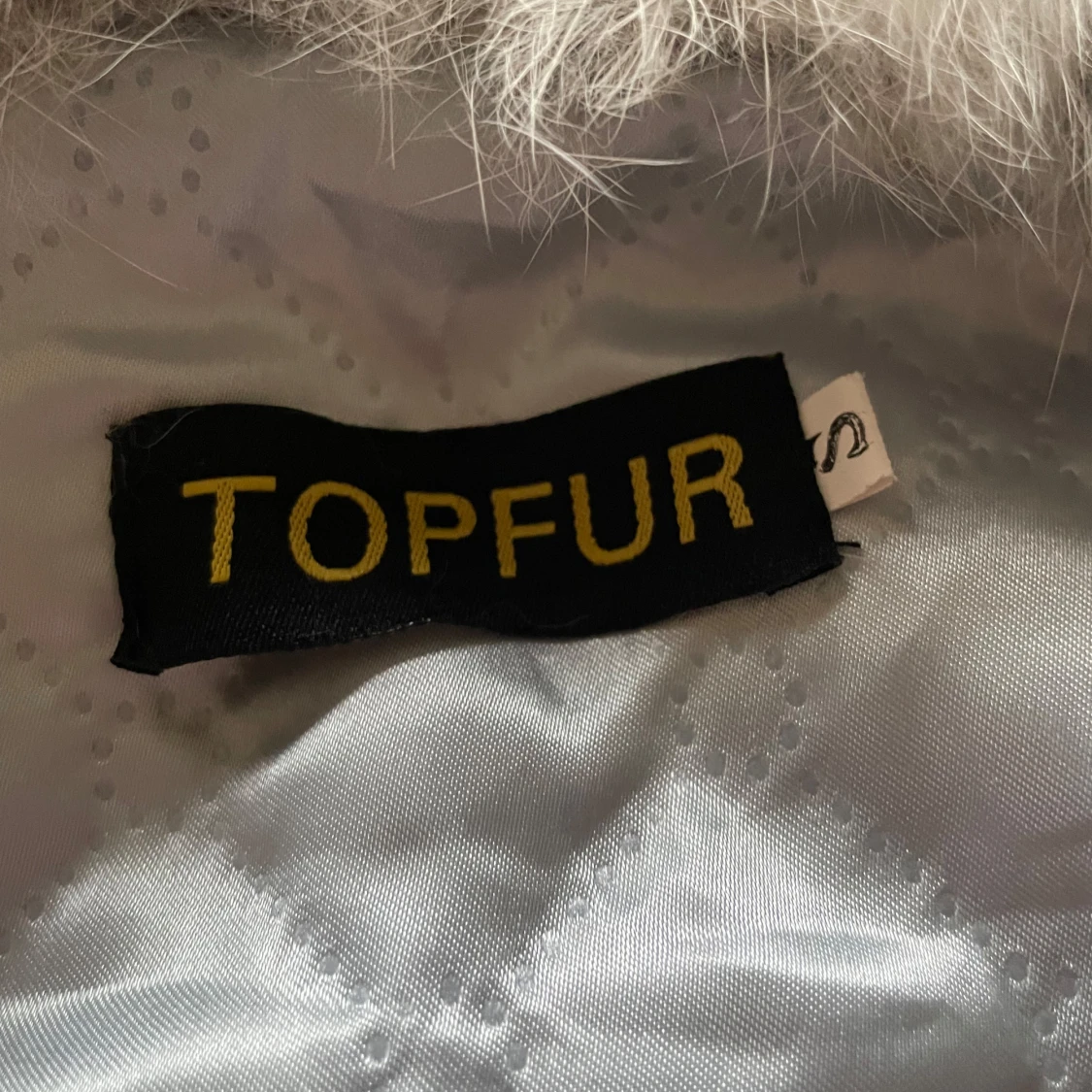 Vit pälsväst med huva från Topfur - 3