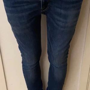 Blå jeans från Replay - Snygga blå jeans från Replay, modell Jondrill. De har en slim passform och klassisk femficksdesign. Perfekta för en stilren look.