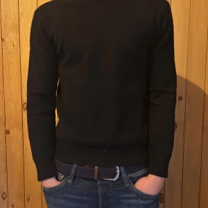 Merino Sweatshirt - Säljer nu denna stilrena 100% merinoull sweatshirt ifrån märket Valient. Töjan är storlek S men passar även XS. Skick: 9/10. Nypris: 900kr. Vårt pris: 500kr