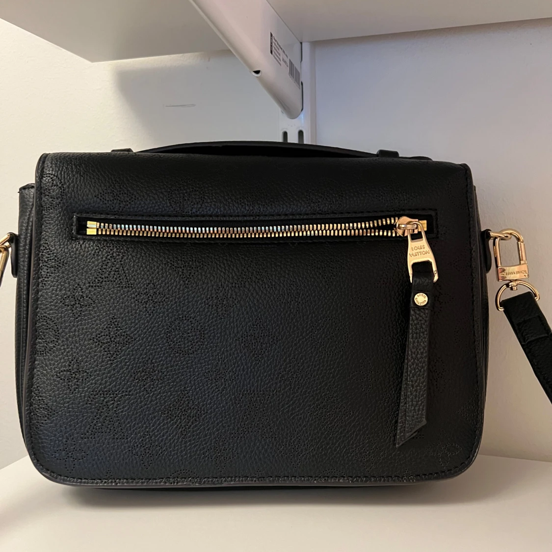 Svart axelväska från Louis Vuitton - 4