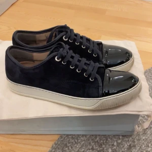 Svarta Lanvin - Hej säljer nu mina snygga svarta Lanvin i mocka med glansig tå och snörning. Storlek 42 men passar mig som har 43-44 i vanliga skor pga att de är stora i deras storlek.