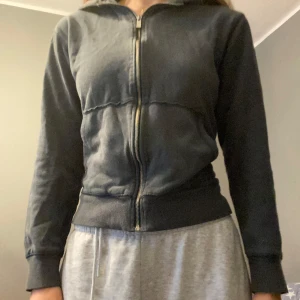 Svart huvtröja från The Black Label Collection - Säljer en svart huvtröja från The Black Label Collection. Tröjan har en dragkedja framtill och långa ärmar. Den har även ett jätteskönt material!