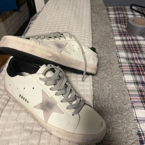 Golden Goose skor vita - Vita golden goose skor i storlek 43 som aldrig används. Skorna är fortfarande nya o nypris var 5000+. Passar inte mitt pris så skicka ett prisförslag😇