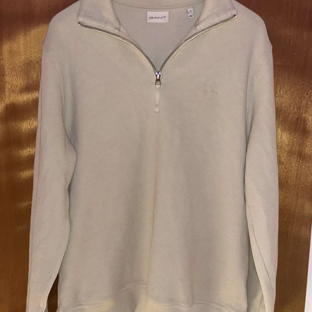 Säljer en stilren beige tröja från GANT med halv dragkedja. Tröjan har en klassisk design med långa ärmar och ribbade muddar. Perfekt för en avslappnad och snygg look. Använd en gång, var fel storlek. Kostar 1400 ny. . Neuletakit & Villapaidat.
