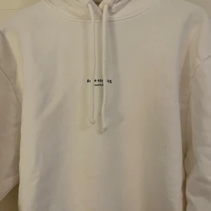 Vit hoodie från Acne Studios - En sjukt najs oversized hoodie från Acne, sparsamt använd så skicket är väldigt bra. Finns fler bilder! Om du är sugen 😊  Strl XS, passar XS, S Inköpt på NK Göteborg. Nypris 4000kr