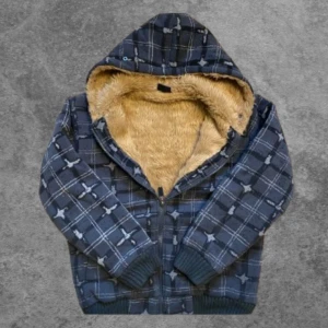 Zip-up Hoodie med faux fur - Zip up Hoodie med faux fur fodring på insidan vilket gör den sjukt mysig🥰. Coolt rutigt unikt mönster. Storlek S kan även passa Xs och M. För mer info Dm.