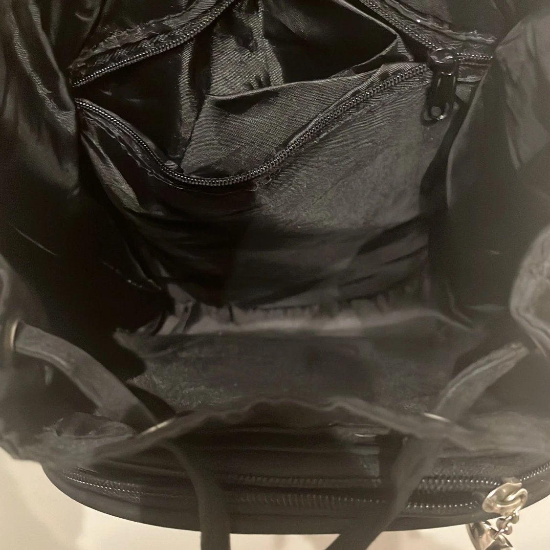 Svart ryggsäck med hjärtformade detaljer - 2