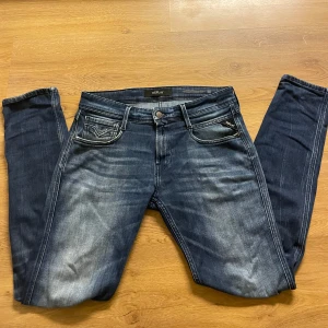Replay Anbass  - Blåa replay anbass jeans i storlek 30/32. Mycket bra skick.
