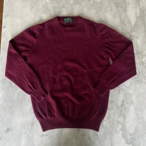 Alan paine super geelong vinröd crewneck - Skick: 9/10. Tröjan har inga defekter och är i väldigt bra skick. Från det engelska märket alan paine. Om du är osäker på om det kommer att passa kan du alltid fråga om mått! 