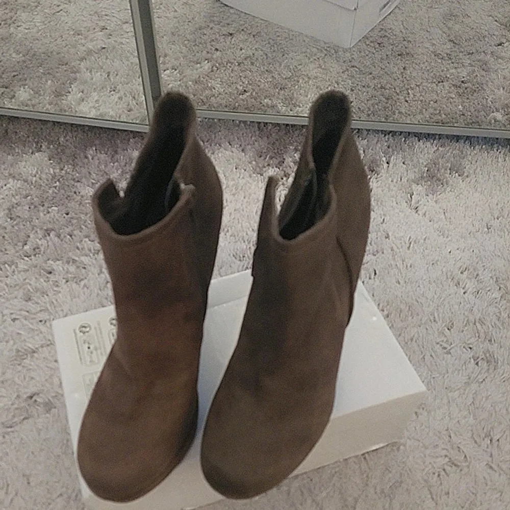 Snygga bruna boots i mocka från Benetton med dragkedja på sidan. De har en elegant klack och är perfekta för att ge en stilren touch till din outfit.. Kengät.