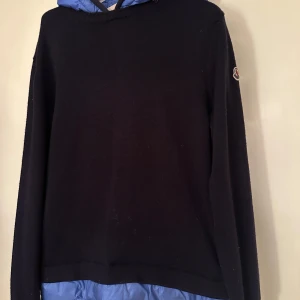 Moncler cardigan  - Moncler cardigan. Storlek M. Väldigt fint skick. Pris 2690kr.