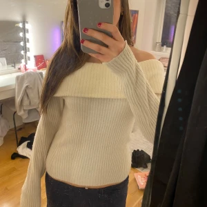 Stickad off shoulder - Vit stickad off shoulder tröja. Använd fåtal gånger. Fint skick. 