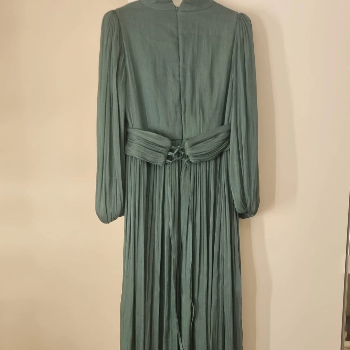 Grön långklänning med plisserade detaljer - 1
