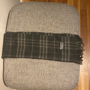 Burberry scarf - Skick 9/10  400:-