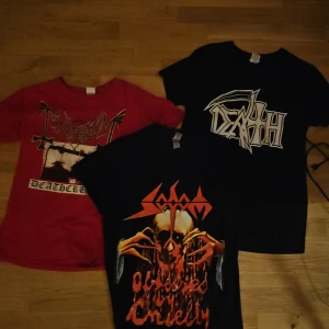 Tre band-t-shirts med tryck - Pris diskuteras. Säljer tre coola band-t-shirts med tryck. En röd med Mayhem-tryck, en svart med Death-tryck och en annan svart med Sodom-tryck. Perfekta för dig som älskar metal och vill ha en unik stil. Passar bra till jeans eller shorts. 