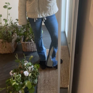 Low waist jeans - Lågmidjade jeans som jag sytt om . Tyvärr lite för små för mig💞