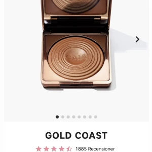 Gold Coast Bronzer från CAIA - Snygg bronzer i nyansen Gold Coast från CAIA. Kommer i en elegant förpackning med spegel. Perfekt för att ge ansiktet en strålande glöd med sin gyllene ton. Den är knappt använd och man kan säga att den typ är helt ny!