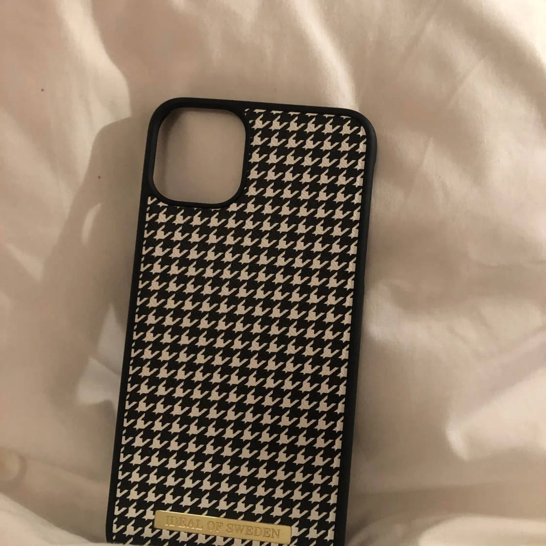 Svart och vit mobilskal från Ideal of Sweden