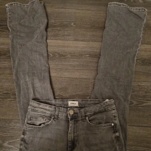 Grå bootcut jeans från ONLY - Snygga grå bootcut jeans från ONLY i storlek M/32🤍,midwaist 