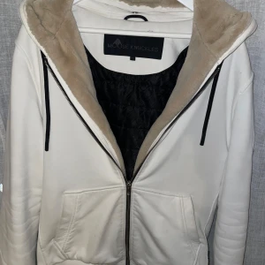 Vit Moose knuckles jacka - Säljer en fet moose knuckles Bunny jacka i storleken m den är väldigt sparsamt använd då jag inte använt den mycket sen den köptes. order bekräftelse finns bild på om man är intresserad, om de undras något mer är de bara att höra av sig 🤗🙌