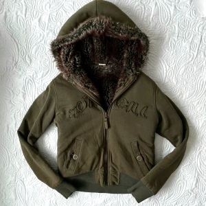 Vintage zipup hoodie med päls - Fraktar elr möts upp! Har fodrade armar