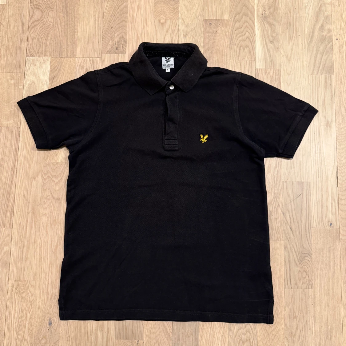 Svart pikétröja från Lyle & Scott