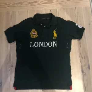 Ralph Lauren piké - En otroligt snygg Ralph Lauren big pony piké med London tryck. Storleken är XL i barn sitter som S/M lutar åt M. Sjukt fin kollektion från Ralph Lauren särkilt denna London modell! Hör av dig vid eventuella frågor eller funderingar!