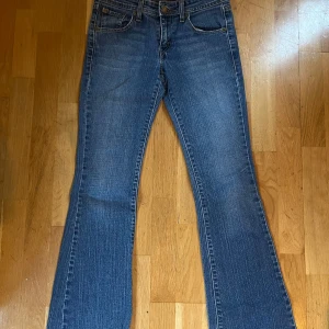 Blå jeans från Levi's - Säljer ett par vintage klassiska blå jeans från Levi's med bootcut-stil. De har en låg midja och är tillverkade i jeansmaterial. Skulle säga att dem är i storlek 34/36! 