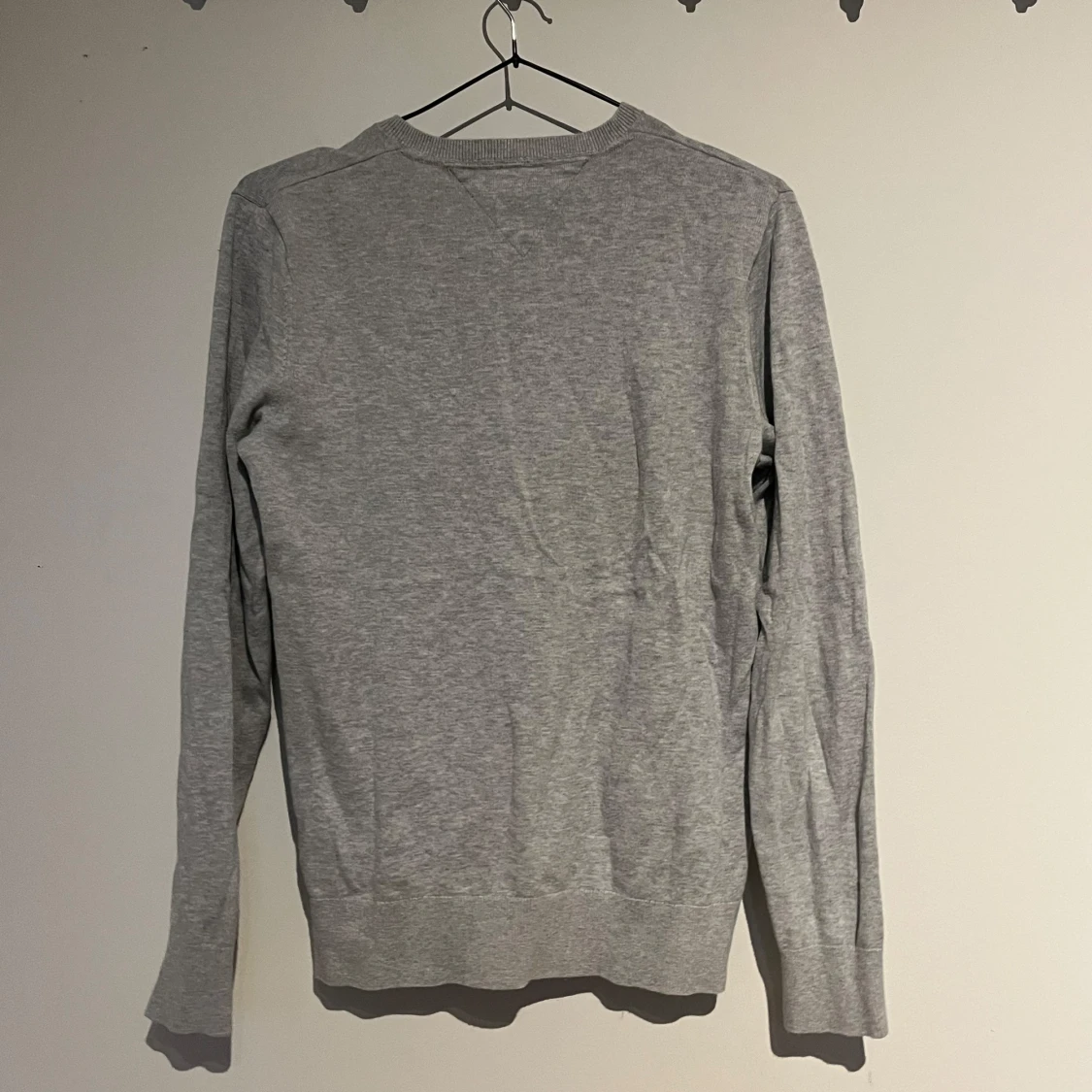Grå tröja från Tommy Hilfiger - 1