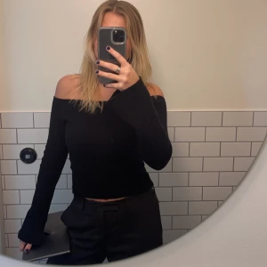 Svart offshoulder topp - Snygg svart offshoulder topp med långa lätt utsvängda ärmar. Har både svart och vit topp.